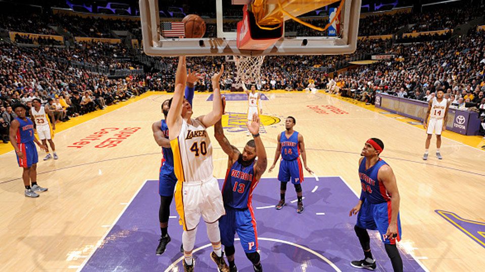 Pemain Los Angeles Lakers, Ivica Zubac memasukan bola ke Detroit Pistons. Copyright: © Bernstein/NBAE via Getty Images